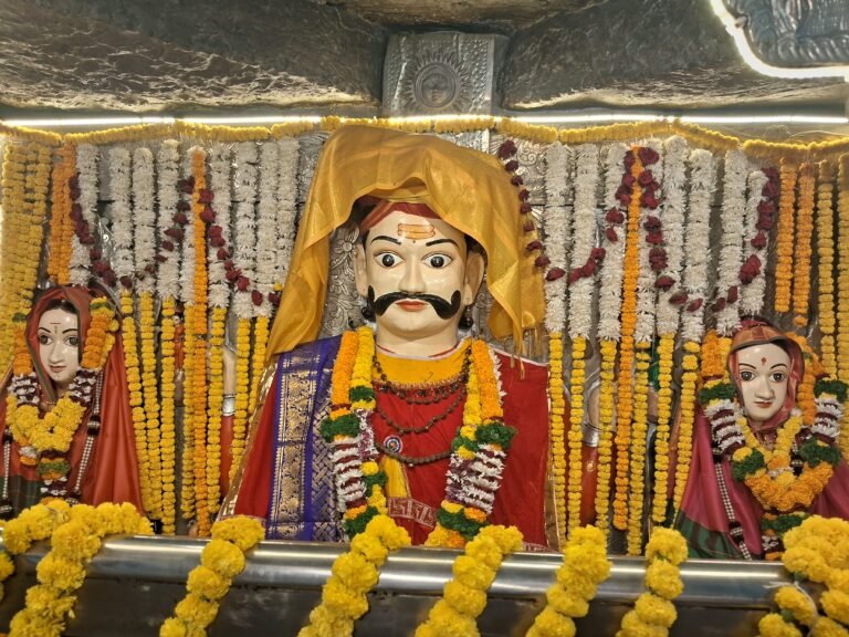 धामणीत अक्षयतृतीयेला खंडेरायाला चंदनउटी लेपन