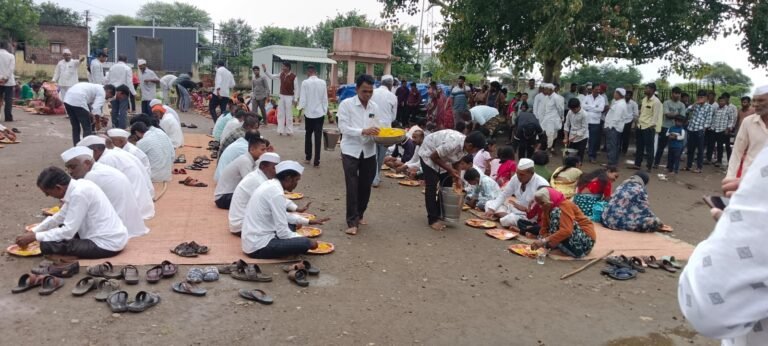 जारकरवाडीत आषाढी बारशीनिमित्त भाविकांना महाप्रसाद; ग्रामस्थांच्या लोकसहभागातून अन्नदानाचा उपक्रम