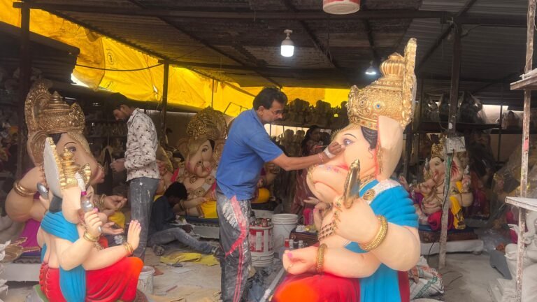 खेड्यापाड्यातही मोठ्या गणेशमूर्तींची धूम!  पीओपीसह शाडूच्या मूर्तींना मागणी; गणेशमूर्ती कारखान्यांमध्ये तयारी अंतिम टप्प्यात